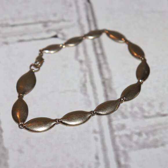 Stunning gold statement bracelet 8.5" long - Picture 3 of 4